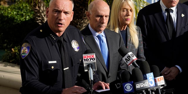 Beverly Hills Police Chief Mark G. Stainbrook, 剩下, addresses the media during a news conference, 星期三, 十二月. 1, 2021, 在比佛利山庄, 牛犊. 杰奎琳之前, the wife of music legend Clarence Avant, was fatally shot in Beverly Hills early Wednesday. Second from left is Beverly Hills Mayor Robert Wunderlich. (AP Photo/Chris Pizzello)