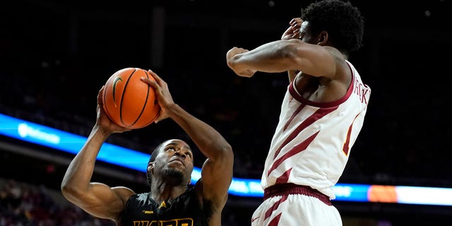 Arkansas-Pine Bluff guard Brandon Brown (11) looks to shoot in front of Iowa State guard Izaiah Brockington, reg, during the second half of an NCAA college basketball game, Woensdag, Des. 1, 2021, in Ames, Iowa.