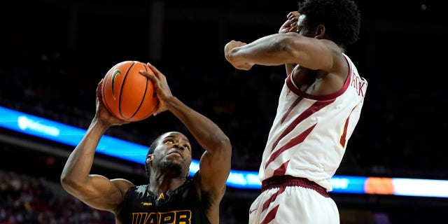 Arkansas-Pine Bluff guard Brandon Brown (11) looks to shoot in front of Iowa State guard Izaiah Brockington, reg, during the second half of an NCAA college basketball game, Woensdag, Des. 1, 2021, in Ames, Iowa.