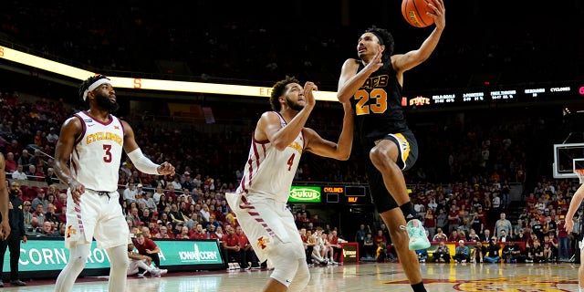 Arkansas-Pine Bluff forward Trey Sampson (23) drives to the basket over Iowa State forward George Conditt IV (4) during the second half of an NCAA college basketball game, Woensdag, Des. 1, 2021, in Ames, Iowa. Iowa State won 83-64.
