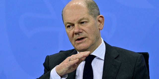 Le ministre des Finances Olaf Scholz assiste à une conférence de presse à l'issue d'une réunion avec les chefs de gouvernement des États fédéraux allemands à la Chancellerie de Berlin, le jeudi 2 décembre 2021. (John Macdougall/Pool Photo via AP)