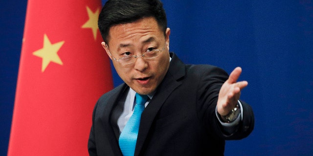 El portavoz del Ministerio de Relaciones Exteriores de China, Zhao Lijian, habla durante una sesión informativa diaria en la oficina del Ministerio de Relaciones Exteriores en Beijing. 