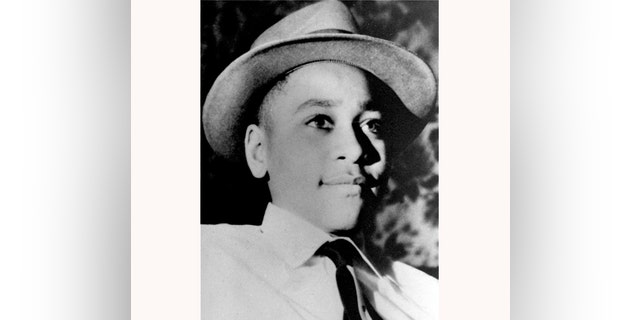 This undated photo shows Emmett Louis Till, a 14-year-old black Chicago boy, who was kidnapped, tortured and murdered in 1955 after he allegedly whistled at a white woman in Mississippi.  (AP-foto, lêer)
