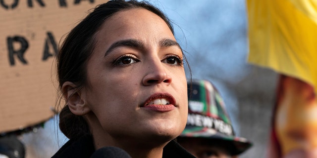 Przedstawicielka Alexandria Ocacio-Cortez przemawia na konferencji prasowej we wtorek, 7 grudnia 2021 r. w Capitol Hill w stanie Waszyngton.  (Zdjęcie AP / Jacqueline Martin)