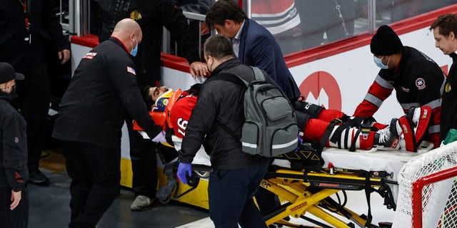 Chicago Blackhawks center Jujhar Khaira (16) leaves the ice on a stretcher after being knocked out by New York Rangers defenseman Jacob Trouba during the second period of an NHL hockey game, 星期二, 十二月. 7, 2021, 在芝加哥.