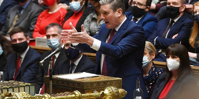 Op deze foto vrijgegeven door het Britse parlement, spreekt de leider van de Britse Labour Party, Sir Keir Starmer, tijdens de vragen van de premier in het Lagerhuis, Londen, woensdag 8 december 2021 (Jessica Taylor/UK Parliament via AP)