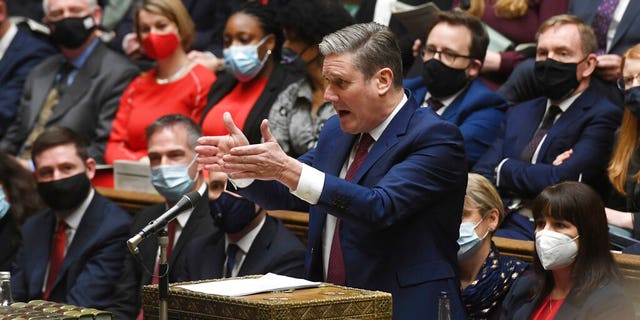 Op deze foto vrijgegeven door het Britse parlement, spreekt de leider van de Britse Labour Party, Sir Keir Starmer, tijdens de vragen van de premier in het Lagerhuis, Londen, woensdag 8 december 2021 (Jessica Taylor/UK Parliament via AP)