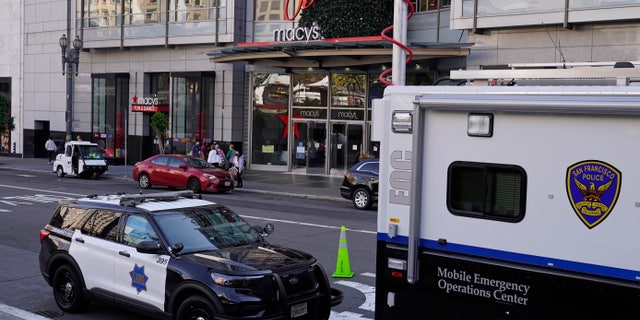 2 Aralık 2021 Perşembe, San Francisco'daki son soygunların ardından polis araçları Union Meydanı'na yerleştirildi. Pandemi sırasında San Francisco'da evsiz çadırları, açıkta uyuşturucu kullanımı, evlere zorla girme ve kirli sokaklar çoğaldı. Yaşam boyu süren suçların kalitesi ve yetkililerin küstahça uyuşturucu ticaretine yönelik bırakınız yapsınlar yaklaşımı, bölge sakinlerine şehrin düşüşte olduğu hissini verdi.(AP Fotoğrafı/Eric Risberg)