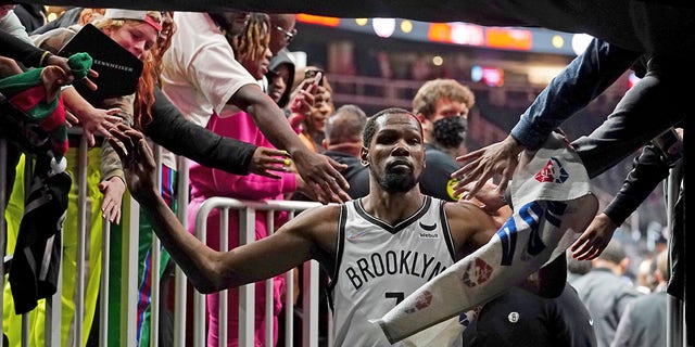Brooklyn Nets forward Kevin Durant (7) makes his way past fans as he walks to the locker room after the Nets defeated the Atlanta Hawks in an NBA basketball game Friday, 12 월. 10, 2021, 애틀랜타.