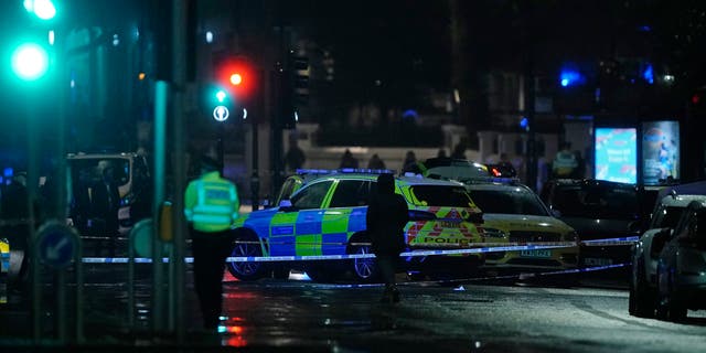 La policía británica dice que un hombre fue asesinado a tiros durante un enfrentamiento con agentes de armas de fuego cerca de la residencia real en el Palacio de Kensington.  (Aaron Chaon / PA vía AP)