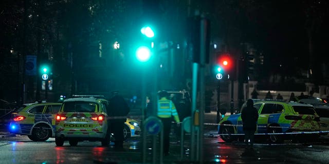 La policía asiste a la escena de un accidente cerca de Kensington High Street en Londres, el sábado 11 de diciembre de 2021 (Aaron Chown / PA vía AP)