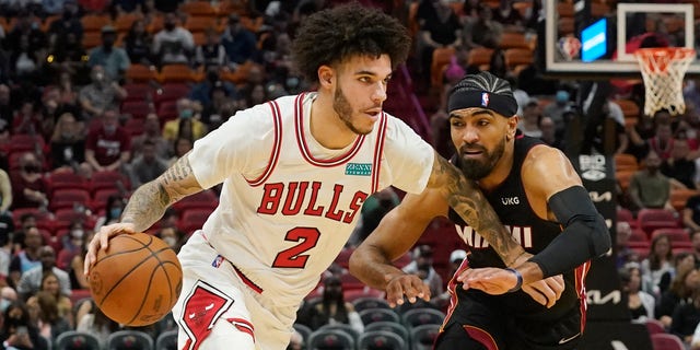 El escolta de los Bulls de Chicago, Lonzo Ball, a la izquierda, se dirige hacia la canasta mientras el escolta del Heat de Miami, Gabe Vincent, a la derecha, defiende durante la primera mitad de un partido de baloncesto de la NBA, el sábado 11 de diciembre de 2021 en Miami. 