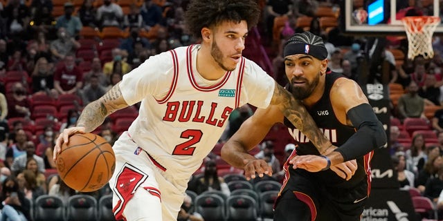 El escolta de los Bulls de Chicago, Lonzo Ball, a la izquierda, se dirige hacia la canasta mientras el escolta del Heat de Miami, Gabe Vincent, a la derecha, defiende durante la primera mitad de un partido de baloncesto de la NBA, el sábado 11 de diciembre de 2021 en Miami. 