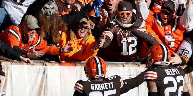 Browns defensive end Myles Garrett celebrates with fans after scoring a touchdown against the Baltimore Ravens, 日曜日, 12月. 12, 2021, クリーブランドで.