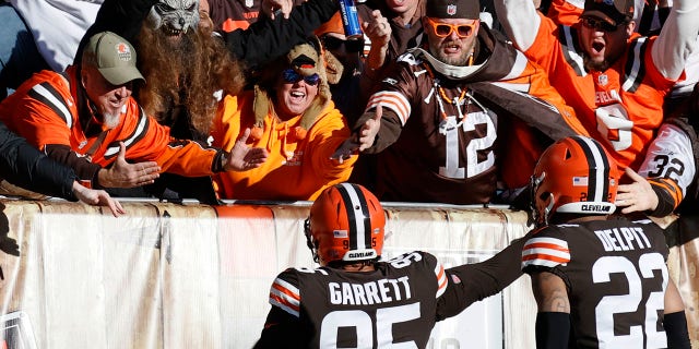 Browns defensive end Myles Garrett celebrates with fans after scoring a touchdown against the Baltimore Ravens, Domenica, Dic. 12, 2021, a Cleveland.