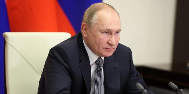俄罗斯总统弗拉基米尔·普京在俄罗斯莫斯科通过视频与中国国家主席习近平通话。