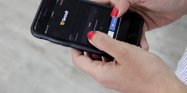 A woman looks at the Grindr app on her mobile phone in Beirut, Lebanon, 할 수있다 29, 2019. (AP Photo/Hassan Ammar, 파일)