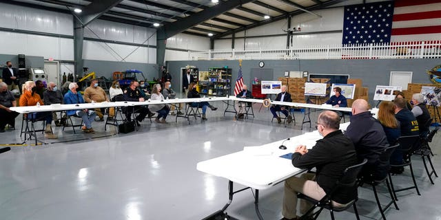 President Biden attends a briefing from local leaders on the storm damage from tornadoes and extreme weather at Mayfield Graves County Airport in Mayfield, 켄터키, 수요일, 12 월. 15, 2021.