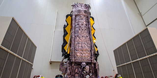 Dans cette image publiée par l'Agence spatiale européenne le samedi 11 décembre 2021, le télescope spatial James Webb de la NASA est monté au sommet d'une fusée Ariane 5 qui le lancera dans l'espace depuis le port spatial européen en Guyane française.  (M.Pedoussaut/ESA via AP, dossier)