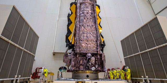 Dans cette image publiée par l'Agence spatiale européenne le samedi 11 décembre 2021, le télescope spatial James Webb de la NASA est monté au sommet d'une fusée Ariane 5 qui le lancera dans l'espace depuis le port spatial européen en Guyane française.  (M.Pedoussaut/ESA via AP, dossier)