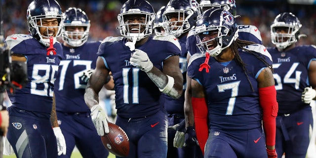 Le receveur large des Titans du Tennessee AJ Brown (11) célèbre après avoir marqué un touché contre les 49ers de San Francisco dans la seconde moitié d'un match de football de la NFL le jeudi 23 décembre 2021 à Nashville, Tennessee.