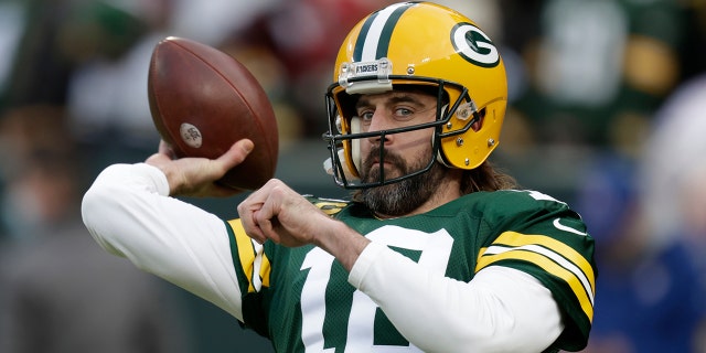 Green Bay Packers' Aaron Rodgers warms up before an NFL football game against the Cleveland Browns Saturday, 十二月. 25, 2021, in Green Bay, 威斯.