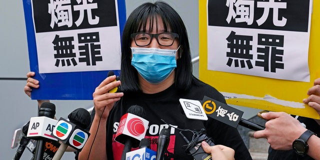 Zhao Hang-tung, viceprezident Hongkonskej aliancie na podporu národných demokratických hnutí v Číne, odchádza po prepustení na kauciu na policajnej stanici v Hongkongu, 5. júna 2021 (AP Photo/Kin Cheung, File)