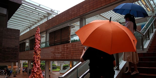 a "stĺp hanby" Pamätná socha pre tých, ktorí boli zabití v kampani Tchien-an-men v roku 1989, vystavená na University of Hong Kong, 13. októbra 2021 (AP Photo/Kin Cheung, File)