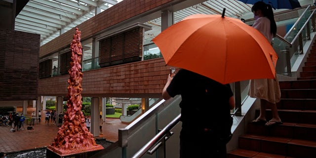 a "stĺp hanby" Pamätná socha pre tých, ktorí boli zabití v kampani Tchien-an-men v roku 1989, vystavená na University of Hong Kong, 13. októbra 2021 (AP Photo/Kin Cheung, File)