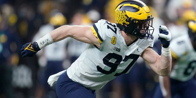 Michigan defensive end Aidan Hutchinson (97) rushes up field during the second half of the Big Ten championship NCAA college football game against Iowa, Saturday, Dec. 4, 2021, in Indianapolis. ()