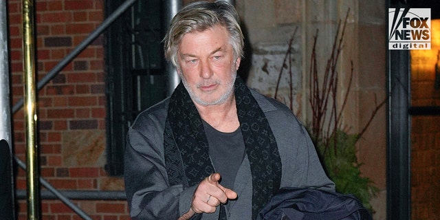 Baldwin voltou ao trabalho na terça-feira quando foi visto no set de "97 minutos" na Inglaterra.  Baldwin é retratado aqui em Nova York.