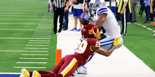 Amari Cooper #19 of the Dallas Cowboys catches a touchdown pass during the second quarter against the Washington Football Team at AT&amp;T Stadium on December 26, 2021 in Arlington, Texas.