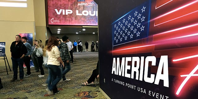 People attend Turning Point USA's America Fest 2021, a gathering of conservative’s and Donald Trump supporters, 在十二月. 18, 2021, 在凤凰城.
