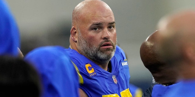 Los Angeles Rams offensive tackle Andrew Whitworth is seen on the sideline during an NFL football game against the Jacksonville Jaguars, Dec. 5, 2021, Il commissario della NFL Roger Goodell parla in una conferenDicstampa mercoledì, Calif. Whitworth will make history on Monday, Dec. 13, 2021 against the Arizona Cardinals as the first player in NFL history to start a game at his position at 40 Anni. Whitworth, who celebrates his birthday Sunday, has been the cornerstone of Los Angeles’ offense during McVay’s half-decade in charge.