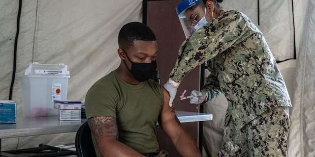Un infante de marina de los Estados Unidos recibe la vacuna contra el coronavirus Moderna en Camp Foster el 28 de abril de 2021 en Ginowan, Japón.
