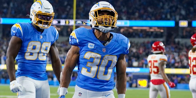 Los Angeles Chargers running back Austin Ekeler (30) reacts after scoring a touchdown during the second half of an NFL football game against the Kansas City Chiefs, jueves, dic. 16, 2021, visita el banquillo antes de un partido contra los Denver Broncos en Empower Field en Mile High Nov, Calif.