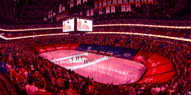 Visto durante el canto del himno nacional antes de un juego entre los Montreal Canadiens y los Winnipeg Jets en el juego 3 de la segunda ronda de los playoffs de la Copa Stanley 2021 en el Bell Centre el 6 de junio de 2021 en Montreal.