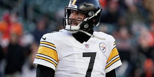 Pittsburgh Steelers quarterback Ben Roethlisberger (7) looks up toward the scoreboard as he leaves the field after losing to the Cincinnati Bengals in an NFL football game, 星期日, 十一月. 28, 2021, 在辛辛那提.