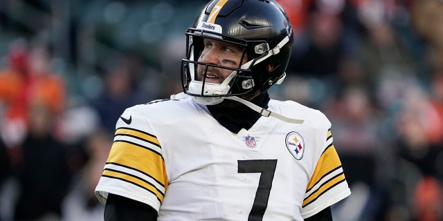 Pittsburgh Steelers quarterback Ben Roethlisberger (7) looks up toward the scoreboard as he leaves the field after losing to the Cincinnati Bengals in an NFL football game, Sunday, Nov. 28, 2021, in Cincinnati.