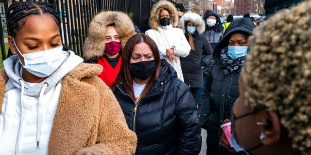 FILE - People line up and receive test kits to detect COVID-19 as they are distributed in New York on Dec. 23, 2021.  (AP Photo/Craig Ruttle, ファイル) 
