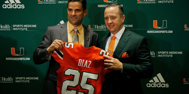 CORAL GABLES, FL - 1月 02: Head coach Manny Diaz of the Miami Hurricanes (L) poses for a photo with athletic director Blake James after the introductory press conference in the Mann Auditorium at the Schwartz Center on January 2, 2019 in Coral Gables, フロリダ.