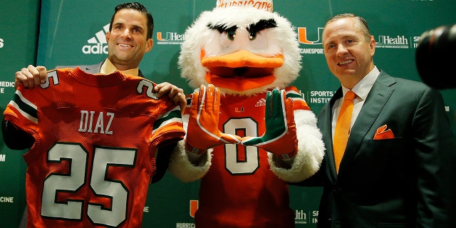 CORAL GABLES, FL - 1月 02: Head coach Manny Diaz of the Miami Hurricanes (L) poses for a photo with athletic director Blake James after the introductory press conference in the Mann Auditorium at the Schwartz Center on January 2, 2019 in Coral Gables, フロリダ.