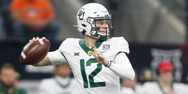 Baylor quarterback Blake Shapen (12) throws a pass against Oklahoma State in the Big 12 Conference championship in Arlington, 텍사스, 토요일, 12 월. 4, 2021.