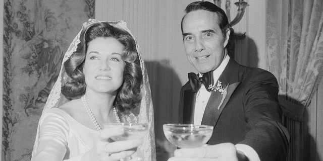 Senator Robert Dole and his second wife Elizabeth give a toast on their wedding day. Desember 6, 1975.