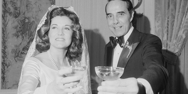 Senator Robert Dole and his second wife Elizabeth give a toast on their wedding day. diciembre 6, 1975.