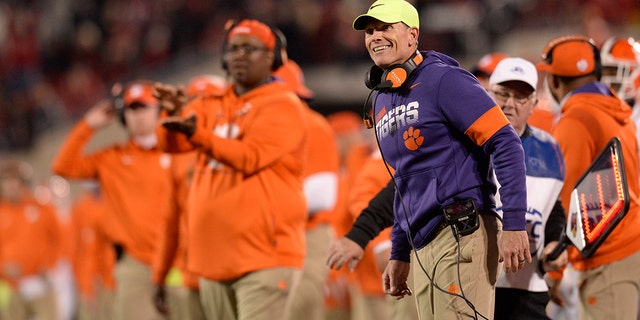 Clemson Tigers defensive coordinator Brent Venables smiles as he looks on during the college football game between the Clemson Tigers and the Louisville Cardinals on November 6, 2021, at Cardinal Stadium in Louisville, 肯塔基州.