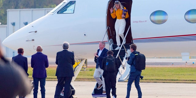 New LSU football coach Brian Kelly steps off a plane after arriving at Baton Rouge Metropolitan Airport, Dinsdag, Nov.. 30, 2021. Kelly, formerly of Notre Dame, is said to have agreed to a 10-year contract with LSU worth $  95 miljoen, plus aansporings. 