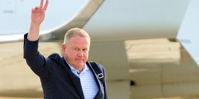 Le nouvel entraîneur de football de LSU, Brian Kelly, fait signe aux fans après son arrivée à l'aéroport métropolitain de Baton Rouge, le mardi 30 novembre 2021, à Baton Rouge, en Louisiane. 