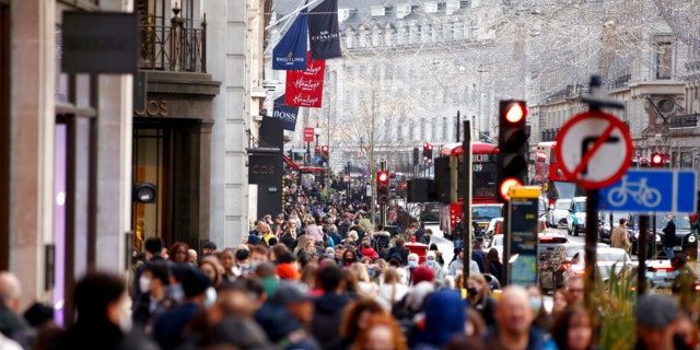 Los compradores, algunos con máscaras faciales para protegerse contra el COVID-19, llenan Regent Street en Londres, el lunes 27 de diciembre de 2021. En Gran Bretaña, donde la variante omicron ha dominado durante días, los requisitos del gobierno han sido en gran medida voluntarios y más suaves que los de el continente, pero el gobierno conservador ha dicho que podría imponer más restricciones después de Navidad.  (Foto AP/David Cliff) 