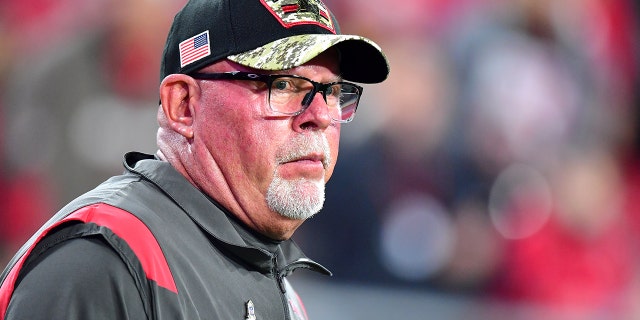 タンパ, FLORIDA - 11月 22: Head Coach Bruce Arians of the Tampa Bay Buccaneers looks on during warm ups before the game against the New York Giants at Raymond James Stadium on November 22, 2021 タンパで,フロリダa.
